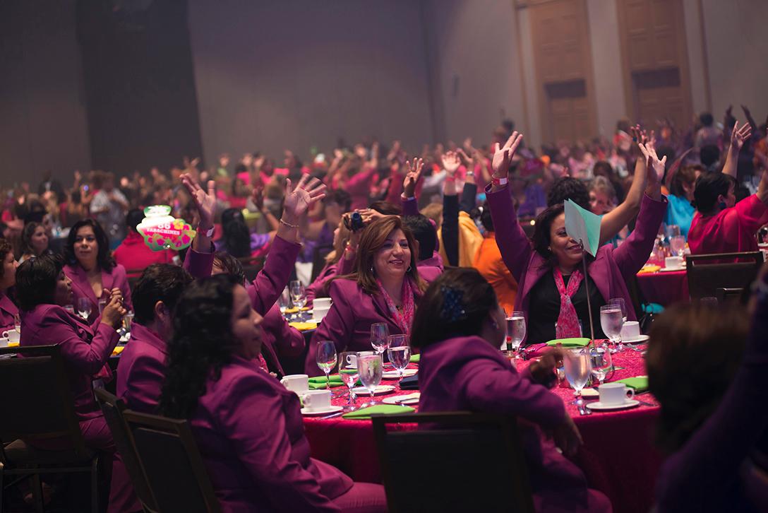Convención magenta · Manos al cielo